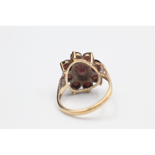 248 - Vintage 9ct Gold garnet cluster ring 3.9 grams gross