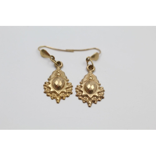 25 - 2 x 9ct gold ornate drop earrings 2 grams gross