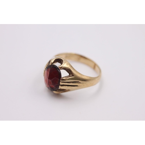 257 - 9ct gold vintage garnet claw set ring 4.4 grams gross