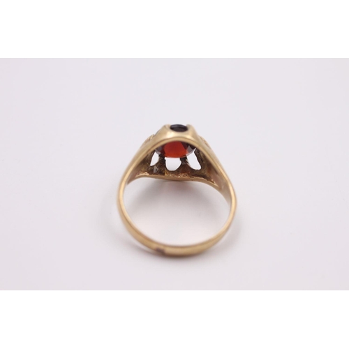 257 - 9ct gold vintage garnet claw set ring 4.4 grams gross