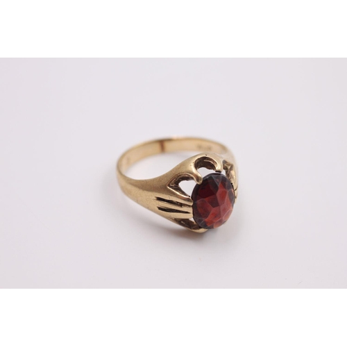 257 - 9ct gold vintage garnet claw set ring 4.4 grams gross