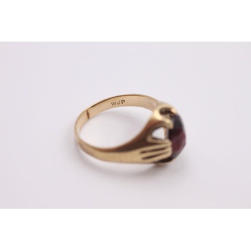 257 - 9ct gold vintage garnet claw set ring 4.4 grams gross