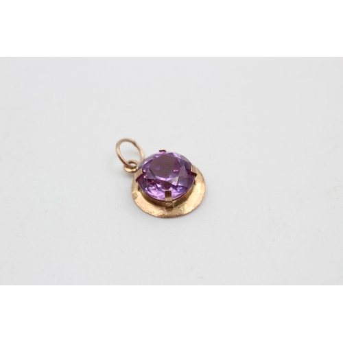 258 - 12ct gold synthetic colour changing sapphire pendant 1.6 grams gross