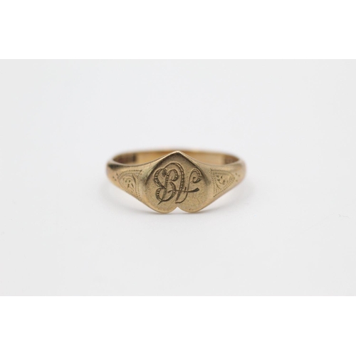 262 - 2 x 9ct Gold signet rings inc. heart, engraved 3.2 grams gross