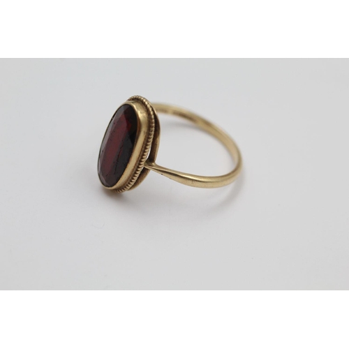 263 - 9ct gold garnet oval ring 3 grams gross