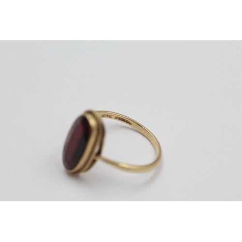 263 - 9ct gold garnet oval ring 3 grams gross