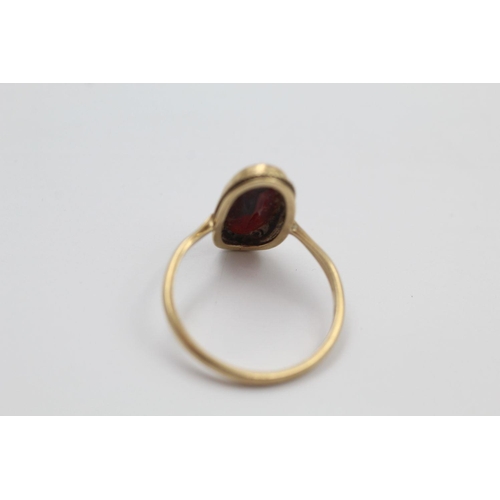 263 - 9ct gold garnet oval ring 3 grams gross