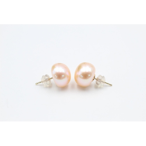 292 - 2 x 9ct Gold earrings inc. pearl, screw back 5.3 grams gross