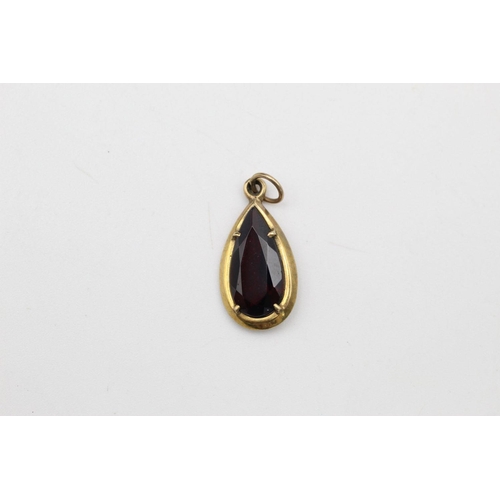 317 - 3 x 9ct Gold pendants inc. garnet, pearl, ornate 3.9 grams gross