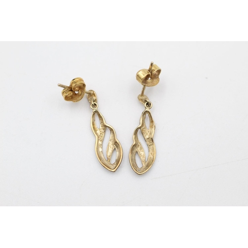 320 - 2 x 9ct Gold diamond detail jewellery inc. earrings, ring 2.3 grams gross