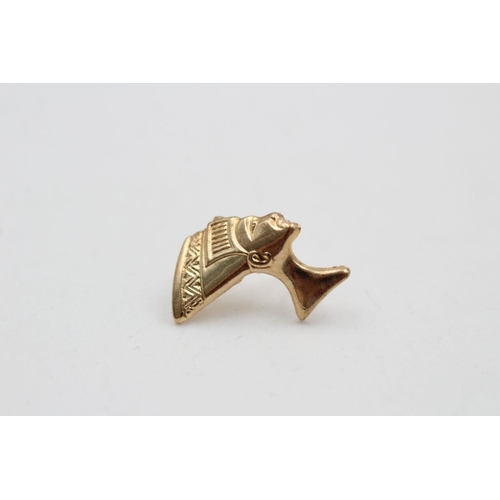 354 - vintage 9ct gold Egyptian Pharaoh stud earrings 0.6 grams gross