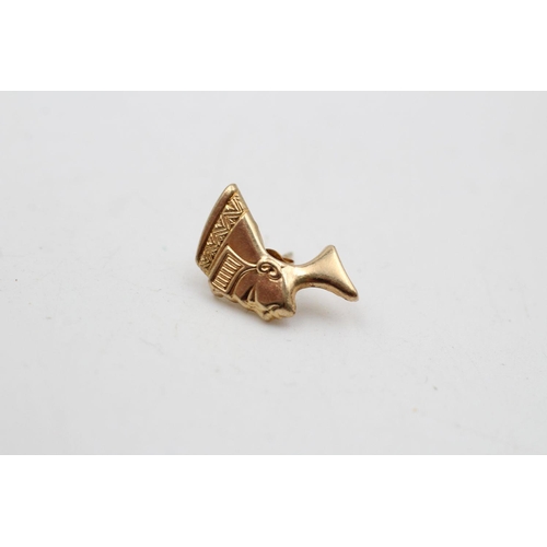 354 - vintage 9ct gold Egyptian Pharaoh stud earrings 0.6 grams gross