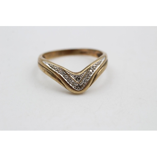 357 - 9ct gold gemstone set chevron ring 3 grams gross