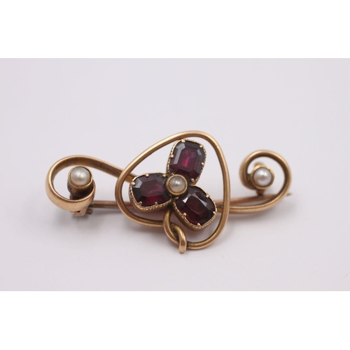 388 - 14ct gold antique garnet brooch 4.3 grams gross