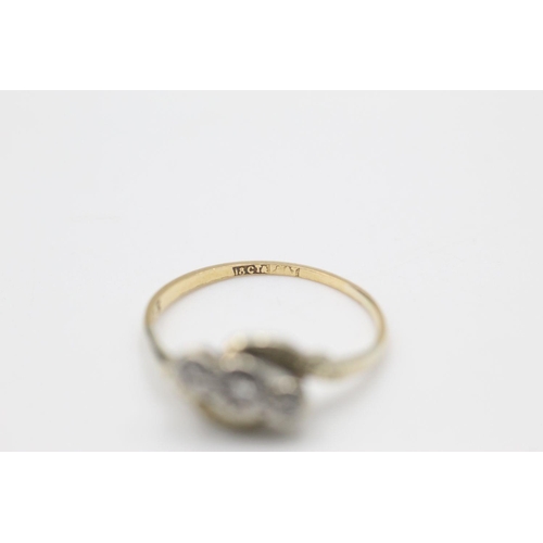 389 - 18ct gold diamond twist ring 1.9 grams gross