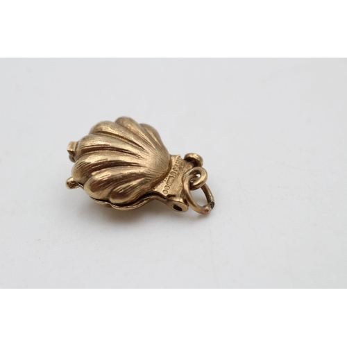 392 - 9ct gold opening clam charm/pendant 3.2 grams gross