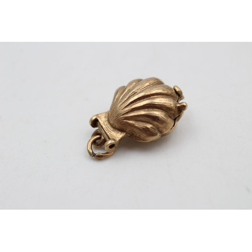 392 - 9ct gold opening clam charm/pendant 3.2 grams gross