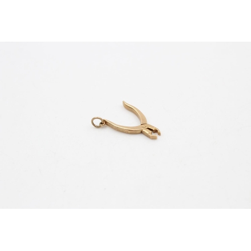 394 - 9ct gold vintage articulated pliers charm 2.7 grams gross