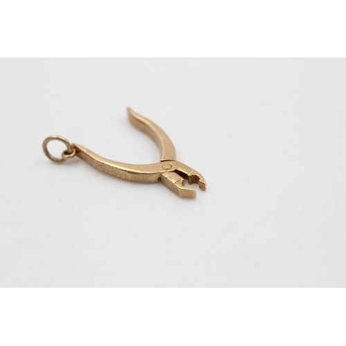 394 - 9ct gold vintage articulated pliers charm 2.7 grams gross