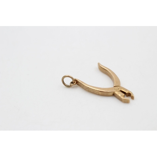 394 - 9ct gold vintage articulated pliers charm 2.7 grams gross