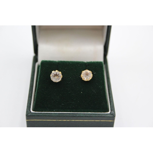 40 - 2 x 9ct Gold earrings inc. gemstone, heart 1.4 grams gross