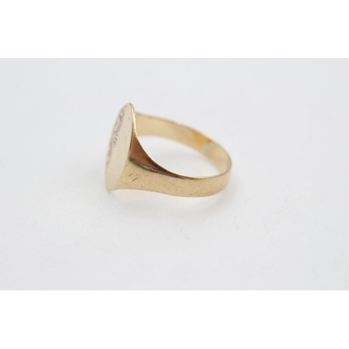 72 - 9ct Gold engraved oval signet ring 2.8 grams gross