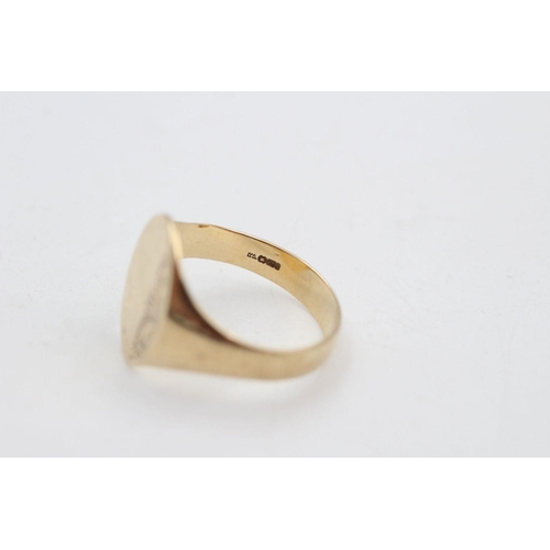 72 - 9ct Gold engraved oval signet ring 2.8 grams gross