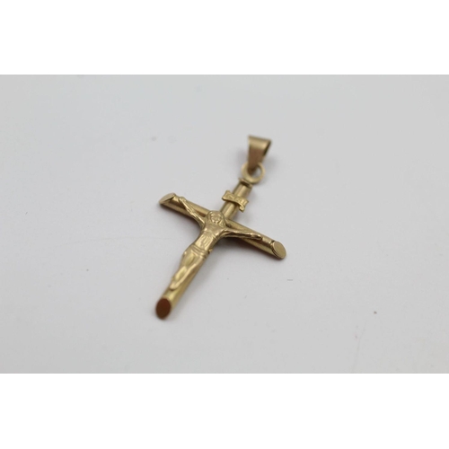 82 - 3 x 9ct gold crucifix and cross pendants 2.8 grams gross