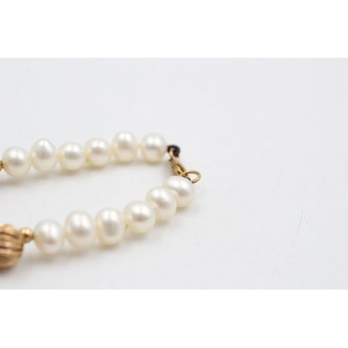 91 - 9ct gold pearls & etched beads bracelet 10.3 grams gross