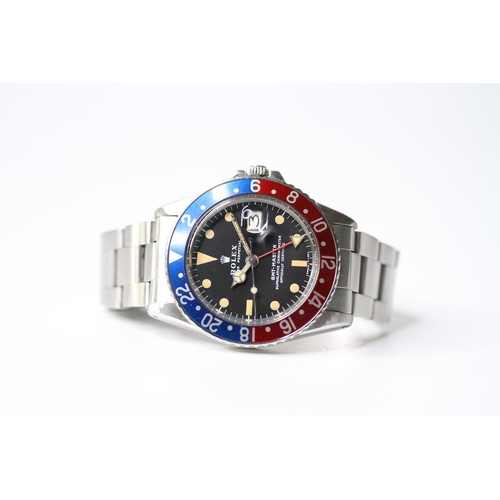 21 - VINTAGE ROLEX GMT MASTER 'PEPSI' REFERENCE 1675, aftermarket circular black dial with dot hour marke... 