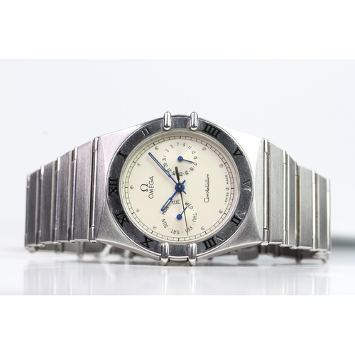 41 - OMEGA CONSTELLATION QUARTZ DAY DATE, circular silver dial with dot hour markers, date function at 3 ... 
