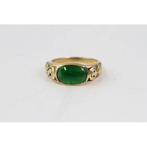 866 - Jade and gold ring