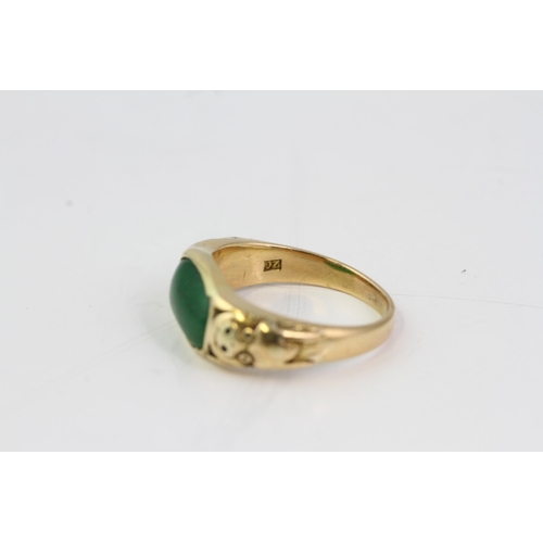 866 - Jade and gold ring