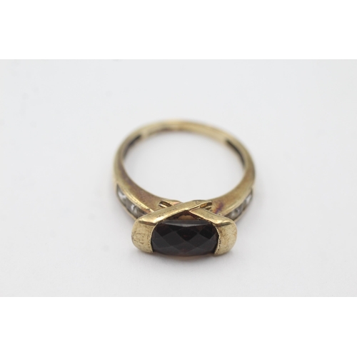 606 - 9ct gold smokey quartz & clear gemstone dress ring (3.5g)