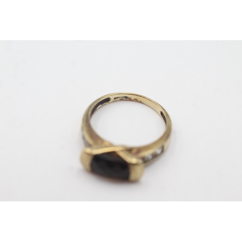 606 - 9ct gold smokey quartz & clear gemstone dress ring (3.5g)