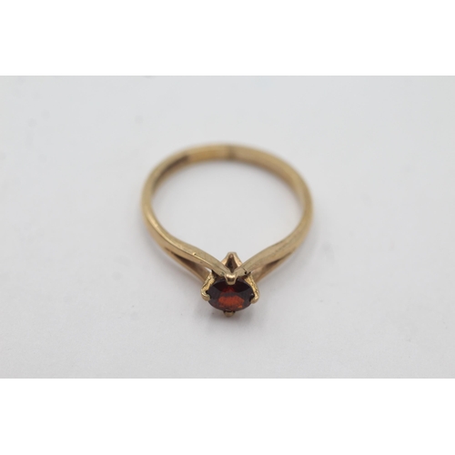 607 - 9ct gold garnet solitaire split shoulders ring (1.8g)