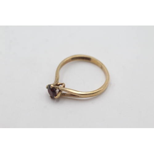 607 - 9ct gold garnet solitaire split shoulders ring (1.8g)