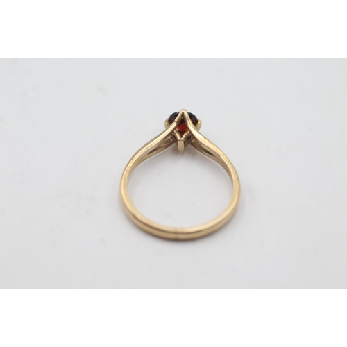 607 - 9ct gold garnet solitaire split shoulders ring (1.8g)