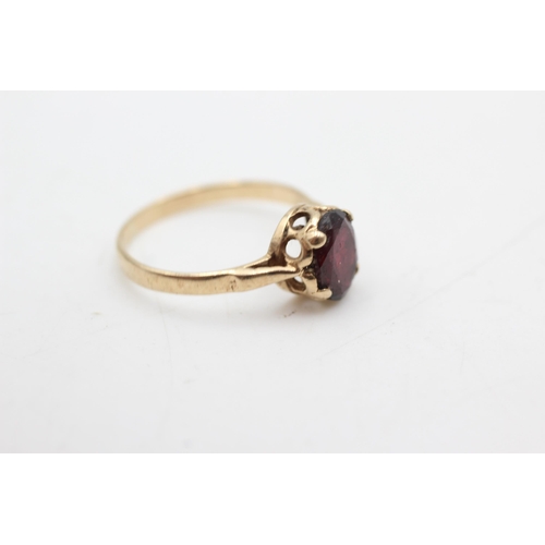 609 - 9ct gold garnet solitaire ring (1.5g)