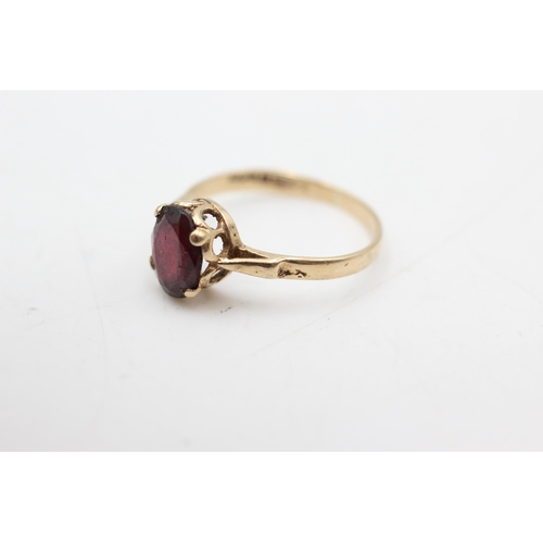 609 - 9ct gold garnet solitaire ring (1.5g)