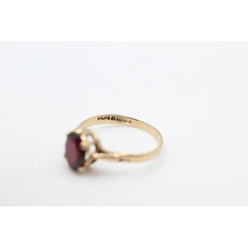 609 - 9ct gold garnet solitaire ring (1.5g)