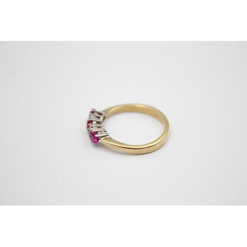 610 - 9ct gold synthetic ruby & clear gemstone ring (2.7g)