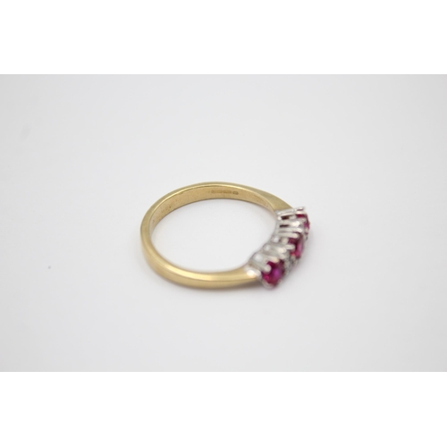 610 - 9ct gold synthetic ruby & clear gemstone ring (2.7g)