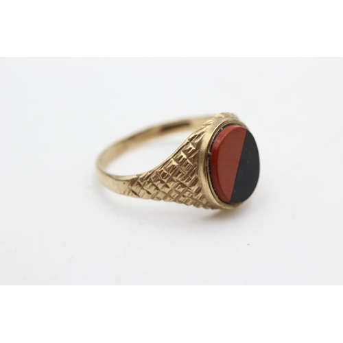 613 - 9ct gold onyx & carnelian signet ring (3.3g)