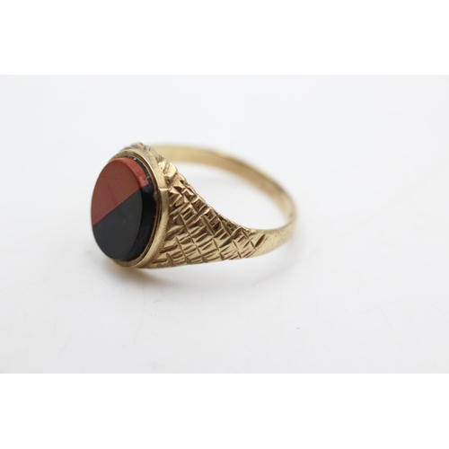 613 - 9ct gold onyx & carnelian signet ring (3.3g)