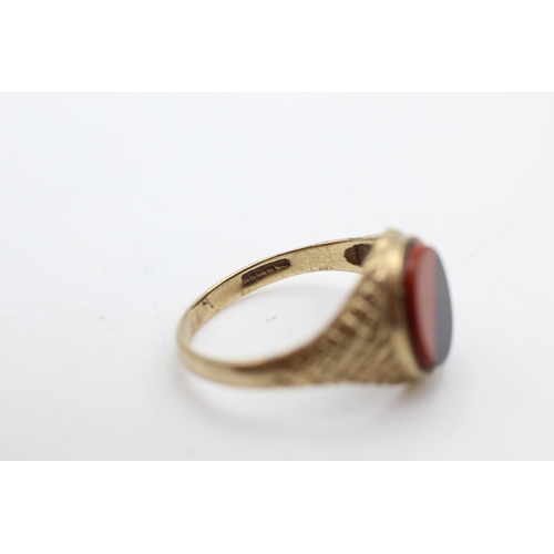 613 - 9ct gold onyx & carnelian signet ring (3.3g)