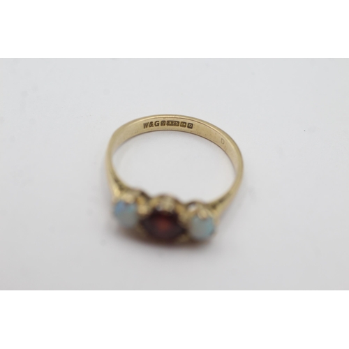 656 - 9ct gold garnet & opal dress ring (2.1g)