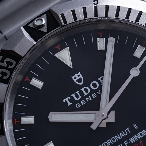 80 - GENTLEMAN'S TUDOR HYDRONAUT II AUTOMATIC BLACK DIAL ON BRACELET, 20030, 40MM CASE, circular black di... 