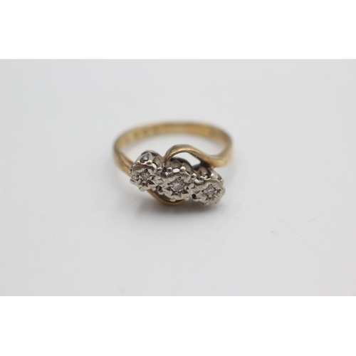 1061 - 9ct gold vintage diamond trilogy ring (2.5g)