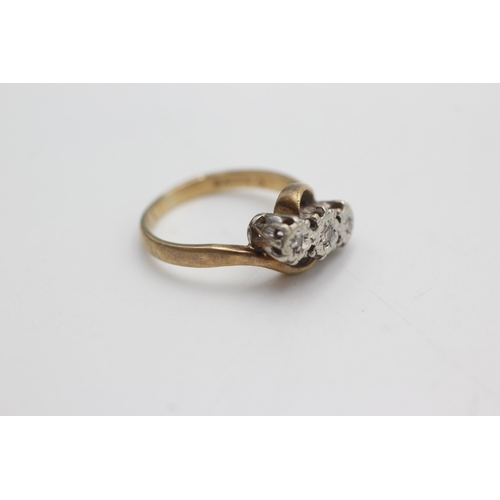 1061 - 9ct gold vintage diamond trilogy ring (2.5g)